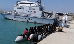 Sbarcano nel Salento ma si allontanano e arrivano in Liguria: 2 migranti travolti da un treno