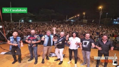 Dodi Battaglia, pioggia di commenti al selfie con il pubblico dopo il concerto di sabato