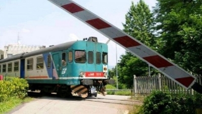 Paura a Salice: il semaforo è rosso, ma le sbarre restano alzate al passaggio del treno