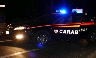 Rumori dalla casa di fronte: sorprende 3 malviventi in casa del fratello, ma lo picchiano e fuggono con i gioielli