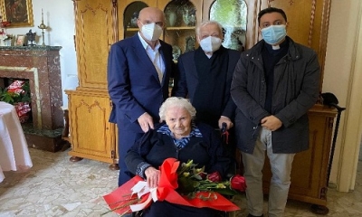 Buon compleanno a Nonna Rosa che compie 100 anni, l&#039;abbraccio della comunità per il suo secolo di vita