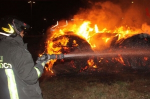 Lampedusa: fiamme al &quot;cimitero delle barche&quot; dei migranti, luogo simbolo d&#039;accoglienza