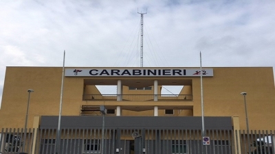 Deluso dai lavori in casa, aggredisce il titolare della ditta con una pistola finta