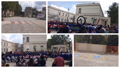 Dall&#039;alto di una scaletta, il sindaco di Carmiano inaugura la “Piazza del Tempo”