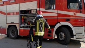 Incendio in cucina, una donna sviene: i Vigili del Fuoco intervengono forzando la porta