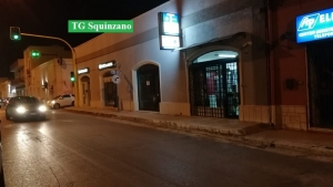 Prende un cliente in ostaggio e rapina la tabaccheria della centrale via Brindisi