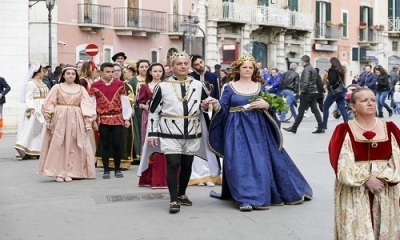 E le tradizioni riprendono vita con i Cortei Storici di Puglia. Mille figuranti invadono il centro di Lecce