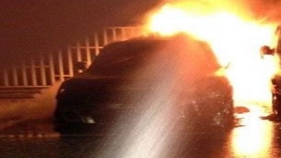 Auto di un ex ispettore di polizia a fuoco: le telecamere immortalano la scena