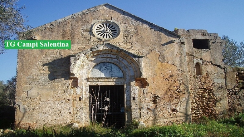 Scritte rosse sulla facciata della Chiesa Madonna dell’Alto, «atti vandalici da debellare»