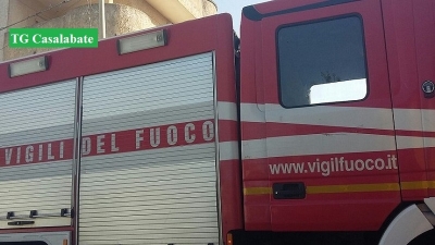 Incendio all&#039;alba nella marina: a fuoco una Fiat Punto completamente distrutta