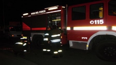 Scoppia un incendio in casa: un cuscino avrebbe preso fuoco vicino al camino acceso