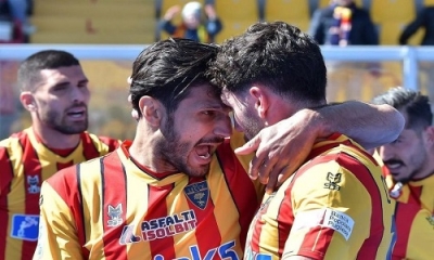 Il Lecce supera il Frosinone meritatamente con il centesimo gol di Coda in Serie B