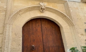 Briciole di storia: l’angelo con il “puddhricasciu” della Via Dei Perroni a Lecce