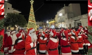 La Band di Babbo Natale sfila a Squinzano per la gioia dei bambini in un emozionante &#039;percorso della solidarietà&#039;