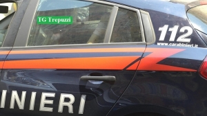 Picchia ripetutamente i genitori per ottenere somme di denaro: allontanata dalla casa familiare