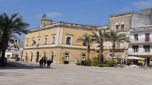 Momenti concitati in Piazza Libertà: ghanese inveisce contro i passanti