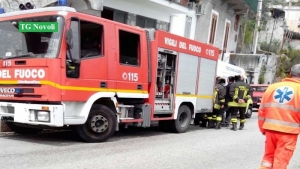 Fiat Punto sbanda sulla carreggiata colpendo un ciclista: ricoverato con diverse fratture agli arti