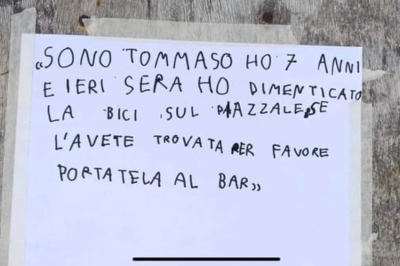 Perde la sua bicicletta, ma la Polizia gliene regala una nuona: storie di estrema generosità