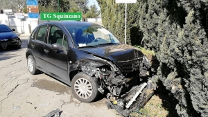 Scontro tra due automobili nei pressi di un incrocio: ferite lievi e contusioni al viso