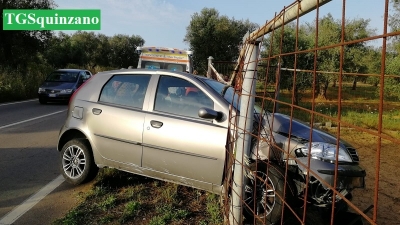 Provinciale Squinzano-Casalabate: una Fiat Punto finisce la corsa contro una recinzione