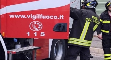 San Pietro, a fuoco una palazzina. Sette intossicati e tre bambini tratti in salvo