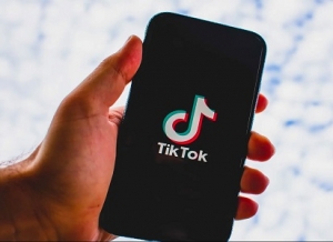 Allarme per la nuova sfida su Tik Tok: lanciarsi contro le auto in corsa