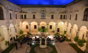 Si parla di educazione, comunicazione e IA intorno al Pozzo dei Dialoghi nel chiostro dell&#039;antico seminario a Lecce