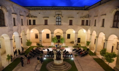 Si parla di educazione, comunicazione e IA intorno al Pozzo dei Dialoghi nel chiostro dell&#039;antico seminario a Lecce