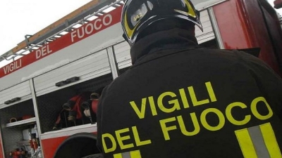 Auto a fuoco allo svincolo per Trepuzzi, il conducente scende in tempo dalla macchina