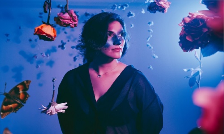 “Danza Notturna” tra luci, neon e falene: il nuovo singolo di Eliana, giovane cantautrice squinzanese