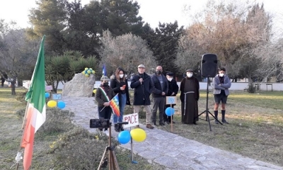 &quot;Uniti nel dolore e nella preoccupazione, diciamo no alla guerra&quot;: la manifestazione a Campi S.na